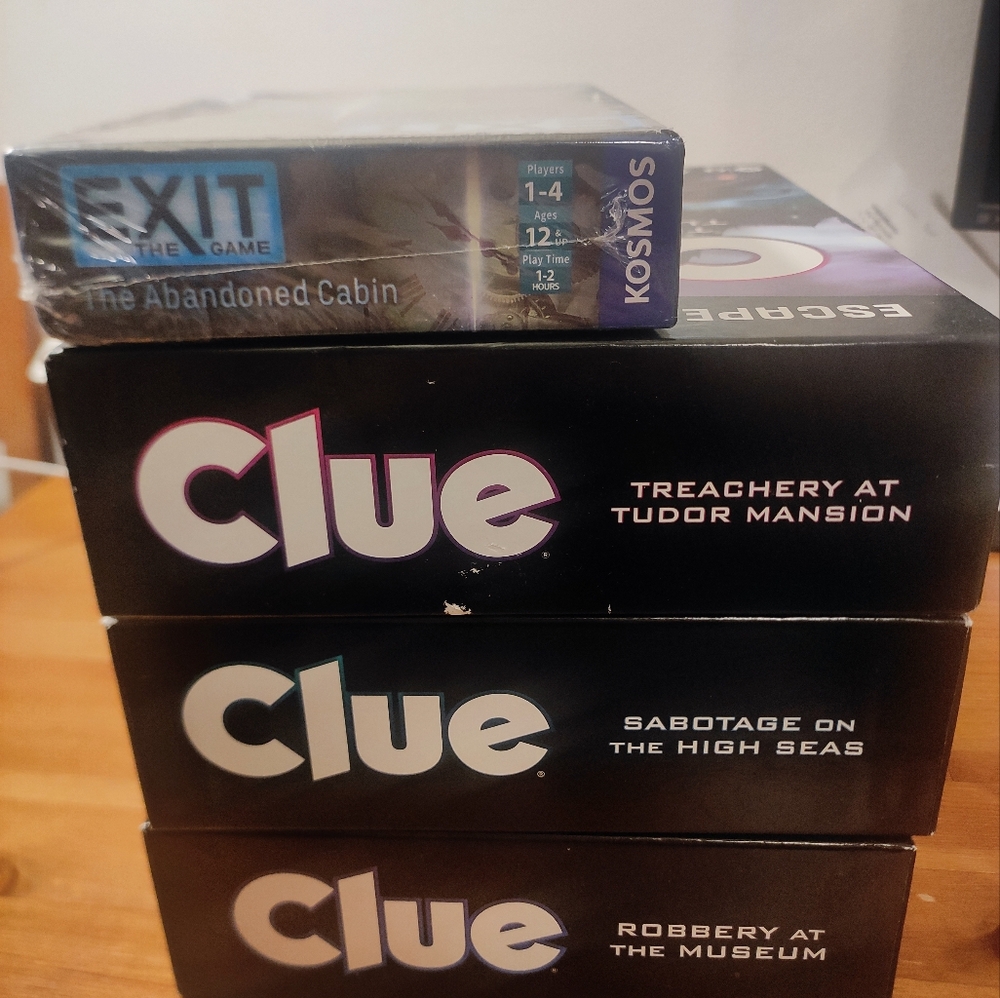 Board games: 3xClue + 1x Exit